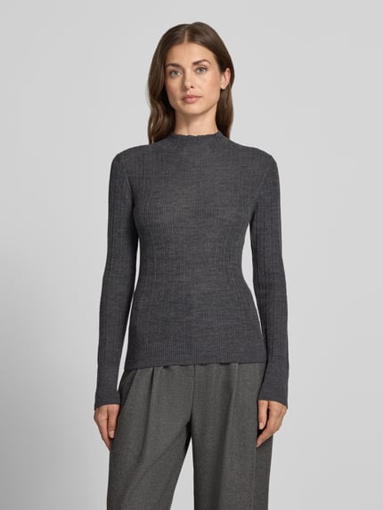 Frauenmodel trägt dunkelgrauen Slim Fit Turtleneck-Pullover aus reiner Wolle von Jake*s Collection, gerippte Struktur, Ganzkörperansicht von vorne.