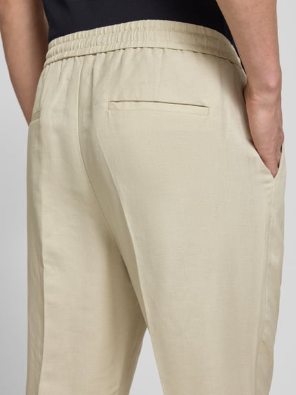 Männermodel trägt Regular Fit broek van Antony Morato, mix van linnen en viscose, model 'NEIL', met persplooien en elastische band, detailopname rugaanzicht. Context: heren broek van Antony Morato, mix van linnen en viscose, regular fit, model 'NEIL', persplooien, elastische band, bandwijdte bij maat 50: 44 cm, binnenbeenlengte bij maat 50: 74 cm.