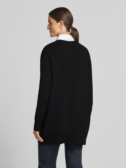 Frauenmodel trägt Relaxed Fit Strickjacke aus Viskose-Mix mit Eingrifftaschen von Christian Berg Woman, Schwarz, gerippte Abschlüsse, Rückenansicht, Ganzkörperansicht Rückansicht.