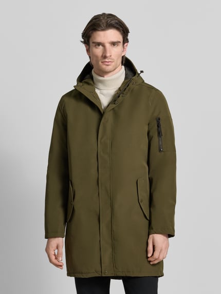 Männermodel trägt Jacke mit Kapuze von MCNEAL in Olivgrün, Pattentaschen, verdeckter Reißverschluss, Regular Fit, Ganzkörperansicht von vorne.