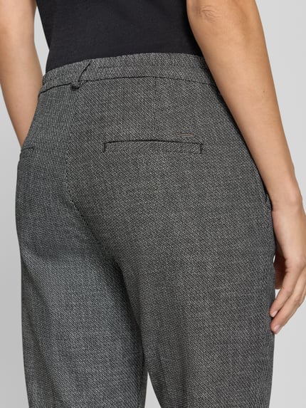 Frauenmodel trägt Regular Fit Hose mit Bügelfalten Modell 'Maron S' von BRAX, Melange-Optik, Strukturmuster, Detailaufnahme Rückansicht.