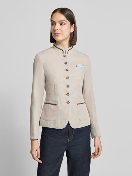 Frauenmodel trägt Slim Fit Blazer aus Leinen-Baumwoll-Mix von WHITE LABEL in Beige mit Stehkragen, Knopfleiste, AufgesetzteTaschen, Ganzkörperansicht von vorne. Rückenlänge 58 cm, Brustweite 46 cm, Ärmellänge 63 cm bei Größe 36.
