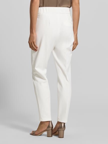 Frauenmodel trägt Regular Fit Schmale Hose mit Bügelfalten von s.Oliver BLACK LABEL, Optik: Unifarben, Materialverarbeitung: Twill, Ganzkörperansicht Rückansicht.