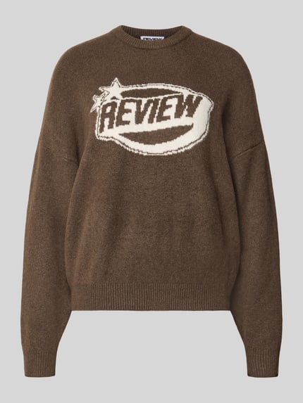 Produktfoto, Strickpullover mit Label-Print von REVIEW in Braun mit weißem Markenprint, lockerer Schnitt, gerippter Saum, strukturierte Oberfläche.