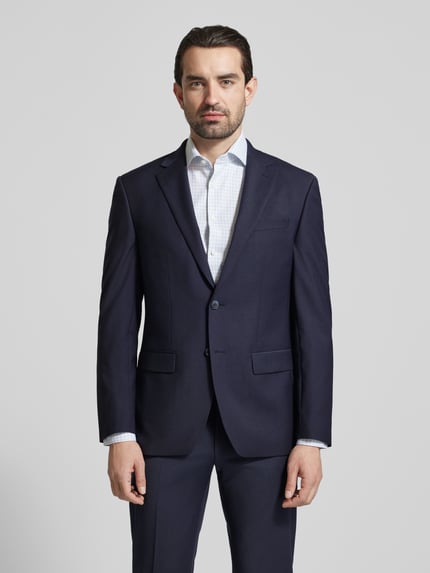 Männermodel trägt Slim Fit 2-Knopf-Sakko mit Pattentaschen von HECHTER PARIS in Dunkelblau, Schurwolle-Mix, Ganzkörperansicht von vorne.