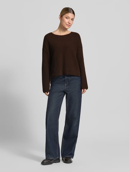Frauenmodel trägt Relaxed Fit Pullover aus Schurwoll-Mix von Marc O'Polo in Dunkelbraun, kombiniert mit Jeans, Ganzkörperansicht von vorne, Damen Pullover von Marc O'Polo.