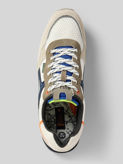 Productfoto, Sneaker aus Leder-Mix van BULLBOXER voor heren met afgeronde model, vetersluiting, contrastgarnering, labeldetails, gestructureerde zool, hakhoogte maat 44: 4 cm, schachthoogte maat 44: 7 cm, schachtbreedte maat 44: 9 cm, mix van witte, beige, blauwe en oranje tinten, verschillende texturen