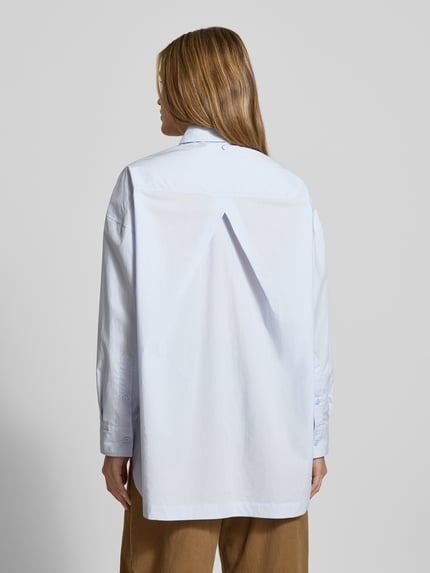 Frauenmodel trägt Oversized Langarmbluse aus reiner Baumwolle Modell 'C_Bonsta' von BOSS Orange in Optik: Unifarben, Rückenpasse sichtbar, Ganzkörperansicht Rückansicht.
