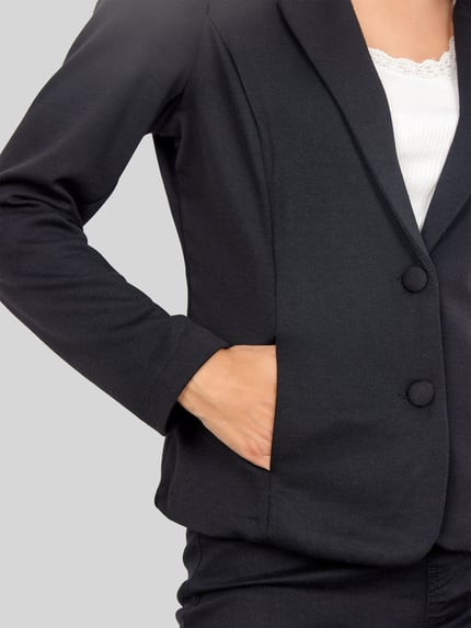 Frauenmodel trägt Slim Fit Blazer mit 2-Knopf-Verschluss Modell 'SC-DANIELA 1' von Soyaconcept, unifarben, Nahaufnahme Oberkörper, Kontext: Damen Blazer mit Reverskragen, Langarm, Viskose-Anteil.