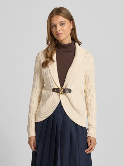 Frauenmodel trägt Cardigan mit Schnalle Modell 'TAYSIR' von Lauren Ralph Lauren, Reine Baumwolle, Zopfmuster, Schalkragen, Regular-Fit, Ganzkörperansicht von vorne.