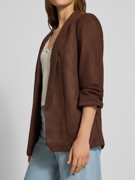 Kobieta prezentuje Regular Fit Longblazer mit 3/4-Arm model 'BOSELLA' od PIECES, brązowy, gładka faktura, widok z przodu, zbliżenie na górę ciała.