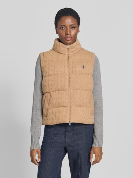 Vrouwenmodel draagt Regular Fit bodywarmer uit mix van wol en kasjmier van Polo Ralph Lauren, Dames, lichtbruin met kabelstructuur, donkere jeans, grijze top, frontale lichaamsopname