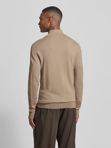 Mannelijk model draagt Regular Fit Troyer uit pure katoen model 'BERG' van SELECTED HOMME, beige effen ribbreisel, lange mouwen, volledig achteraanzicht.