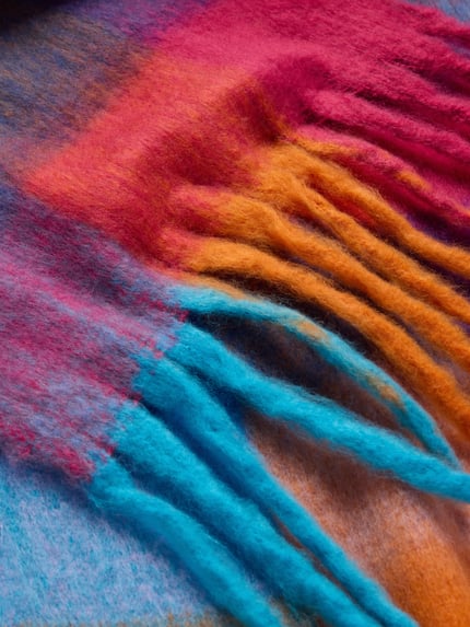 Produktfoto, Schal mit Fransen und Karo-Muster von Kurt Beines, bunte Farben, rechteckige Form, weiche Textur, Fransen, Detailaufnahme, Breite 40 cm, Länge 206 cm