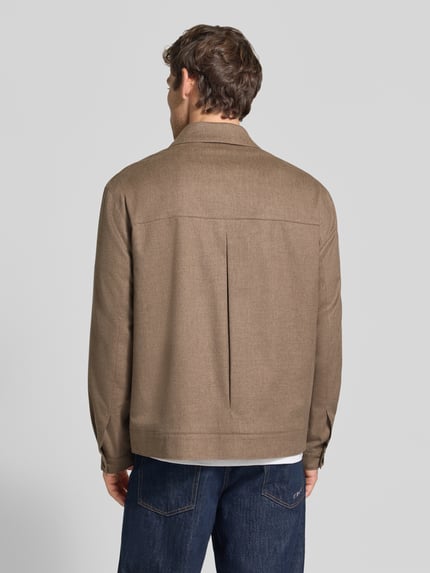 Männermodel trägt Modern Fit Hemdjacke mit Woll-Anteil Modell 'Juliano' von HUGO, braune Farbe, strukturierte Oberfläche, Ganzkörperansicht Rückansicht, Herren Hemdjacke von HUGO.