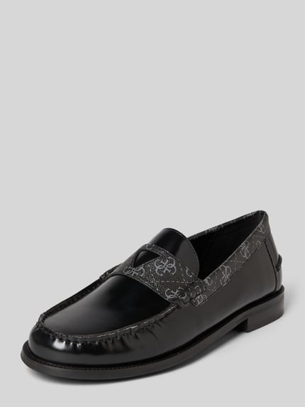 Produktfoto, Loafers mit Logo-Print Modell 'Rossio' von Guess, schwarze Glattleder-Optik, glatte Sohle, abgerundete Passform, Absatzhöhe 3 cm, Schafthöhe 8 cm, Schaftweite 4 cm bei Größe 44.