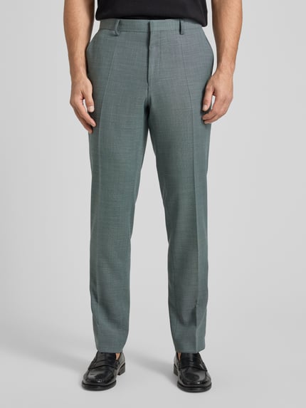 Mannenmodel draagt Regular Fit pantalon met schurwoll-aandeel model 'LEON' van BOSS, all-over structuurpatroon look, steekzakken, achterzakken, labelapplicatie, riemlussen, haak- en verborgen ritssluiting, regular fit pasvorm, kleur grijs, geheelvooraanzicht.