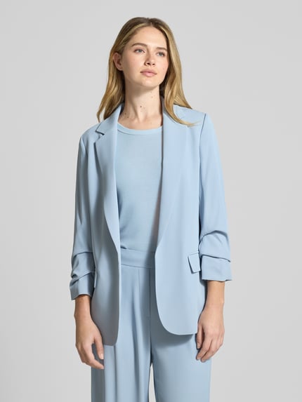 Frauenmodel trägt Relaxed Fit Blazer mit Pattentaschen von Jake*s Collection, Material-Mix mit Stretch-Anteil, Reverskragen, Nahaufnahme Oberkörper.