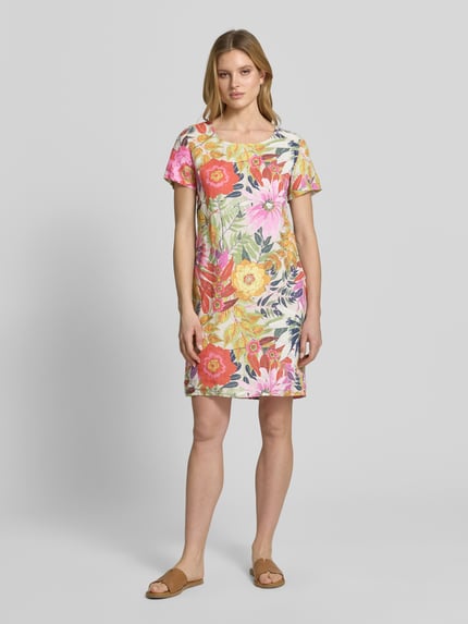 Frauenmodel trägt knielanges Kleid aus Leinen-Mix Modell 'La44ra' von ZABAIONE mit Allover-Look und Rundhalsausschnitt, Ganzkörperansicht von vorne. Leuchtende Farben, florale Muster, glatte Textur, Gerader-Schnitt, Rückenlänge 94 cm, Brustweite 48 cm, Ärmellänge 20 cm, Leinen-Baumwoll-Anteil.