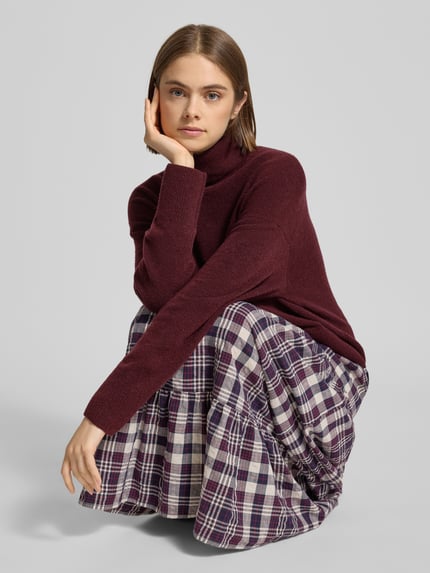 Frauenmodel trägt Regular Fit Rollkragenpullover aus Schurwoll-Mix von Marc O'Polo Denim in melierter Optik, Stricktextur, Nahaufnahme Oberkörper.