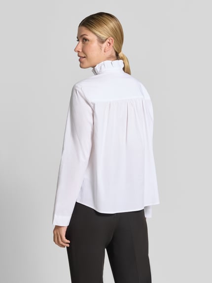 Vrouwenmodel draagt blouse met ruches en korte knoopsluiting van Christian Berg Woman, katoenmix met stretch, regular fit, afgeronde zoom, ruglengte maat 36 59 cm, mouwlengte maat 36 59 cm, opstaande kraag met ruches, achterkant, volledig zicht