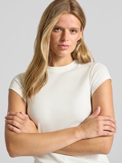 Frauenmodel trägt T-Shirt mit Rundhalsausschnitt Modell 'EVERYDAY' von Topshop, reine Baumwolle, weiß, Nahaufnahme Oberkörper.
