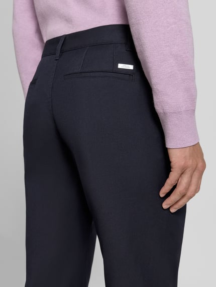 Männermodel trägt Straight Fit Hose mit Viskose-Anteil von Armani Exchange, dunkles Blau, elastischer Material-Mix, Nahaufnahme Rückansicht.