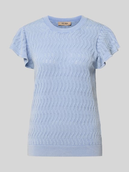 Produktfoto, hellblaues Strickshirt mit Volants und Rundhalsausschnitt, körpernahe Passform, reine Baumwolle, Modell 'Ganna' von MOS MOSH