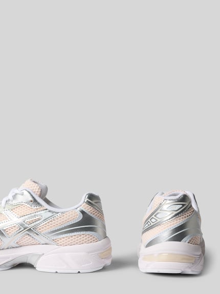 Produktfoto, Sneaker mit Logo-Detail von ASICS TIGER in Weiß, Silber und Beige, abgerundete Passform, Schnürverschluss, profilierte Sohle, Absatzhöhe 4 cm, Schafthöhe 7 cm, Schaftweite 7 cm, seitliche und Rückansicht