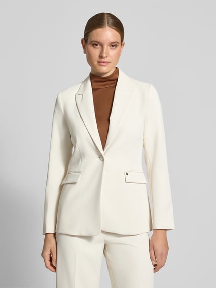 Frauenmodel trägt Regular Fit Blazer mit Reverskragen Modell 'Leonora' von MOS MOSH, cremefarben mit Knopfverschluss, Nahaufnahme Oberkörper. Rückenlänge Größe 36: 66 cm, Brustweite: 40 cm, Ärmellänge: 62 cm.