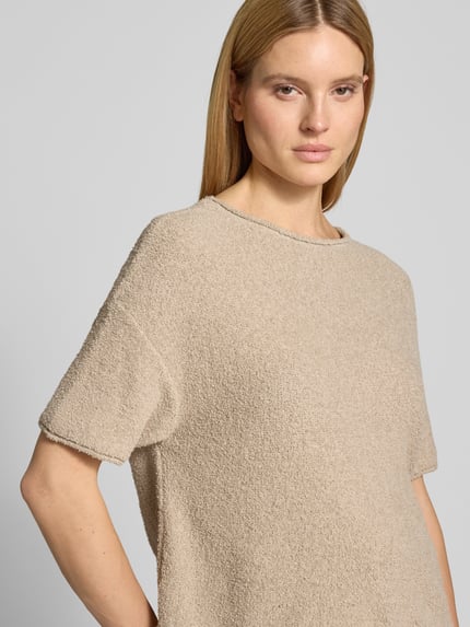Vrouwenmodel draagt Boxy Fit Pullover uit katoenmix-badstof van Marc O'Polo, look: effen, korte mouw, ronde hals, detailopname bovenlichaam.