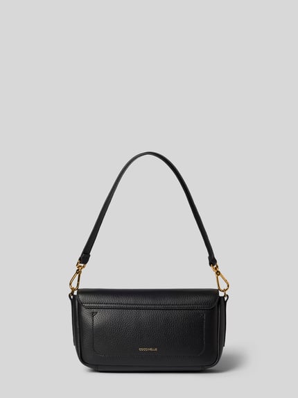 Produktfoto, schwarze Shoulder Bag mit Logo-Detail von Coccinelle, Strukturmuster, goldene Details, abnehmbarer Schulterriemen, neutraler Hintergrund.