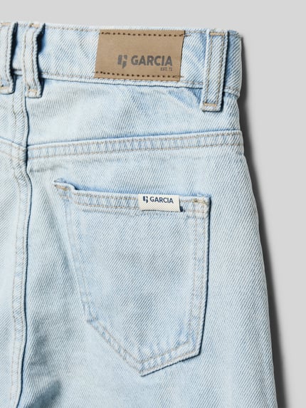 Produktfoto, Straight Fit Jeans mit Knopfverschluss Modell 'Ilvy' von Garcia, hellblaue 5-Pocket-Jeans, Label-Patch, grobe Textur.