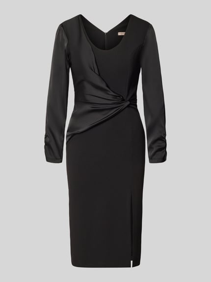 Produktfoto, schwarzes Cocktailkleid mit Raffungen und Wickel-Optik aus Material-Mix mit Stretch-Anteil, Gehschlitz und Nahtreißverschluss, taillierter Schnitt, U-Ausschnitt, Cocktailkleid mit Raffungen von Rinascimento, Rückenlänge 31 cm, Brustweite 42 cm, Ärmellänge 59 cm, glatte und leicht glänzende Textur.