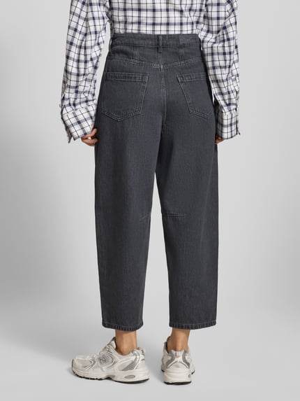 Frauenmodel trägt Jeans mit französischen Eingrifftaschen von Smith and Soul in Dunkelgrau, Reine Baumwolle, Lockerer-Schnitt, Gesäßtaschen, Knopf-Reißverschluss, Bundweite 38 cm, Innenbeinlänge 65 cm, Ganzkörperansicht Rückansicht.