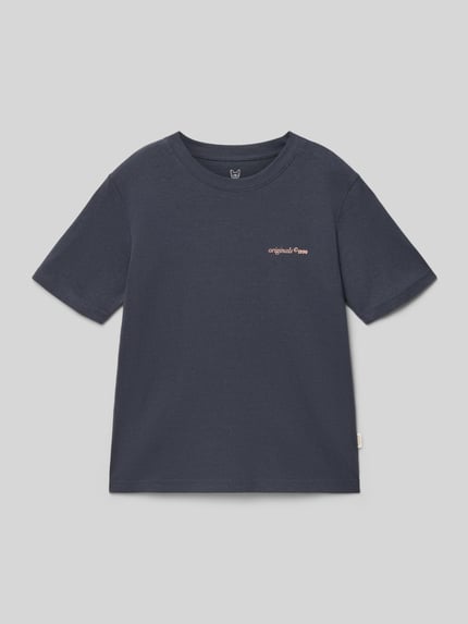 Produktfoto, dziecięcy t-shirt T-Shirt mit rückseitigem Motiv-Print Modell 'MONTAUK' von Jack & Jones, bawełna, prosty krój, okrągły dekolt, nadruk z napisem, detal z logo, długość tyłu w rozmiarze 140: 52 cm