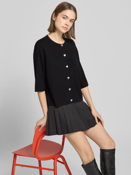 Frauenmodel trägt Regular Fit Strickjacke aus Viskose-Mix Modell 'MAISIE' von Only, Optik: Unifarben, Ganzkörperansicht von vorne.