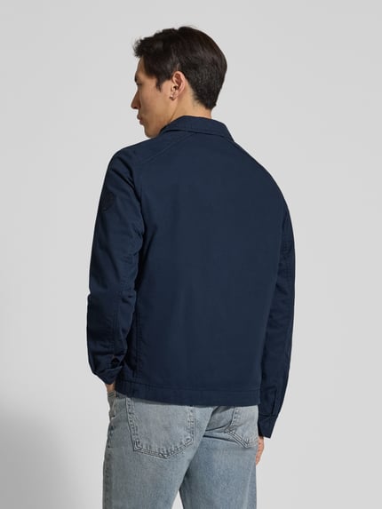 Männermodel trägt Regular Fit Hemdjacke aus reiner Baumwolle von Tom Tailor in Dunkelblau, unifarben, Twill-Struktur, Ganzkörperansicht Rückansicht.