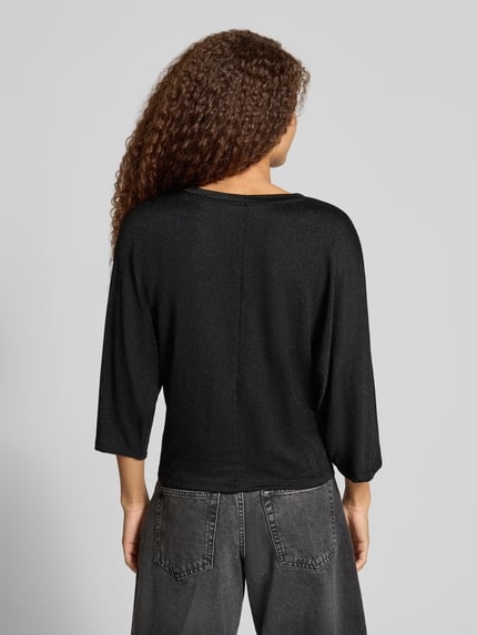 Frauenmodel trägt Langarmshirt mit glänzender Optik von ONLY, Farbe Schwarz, Jersey, Rundhals, 3/4-Arm, abgerundet, Ganzkörperansicht Rückansicht.