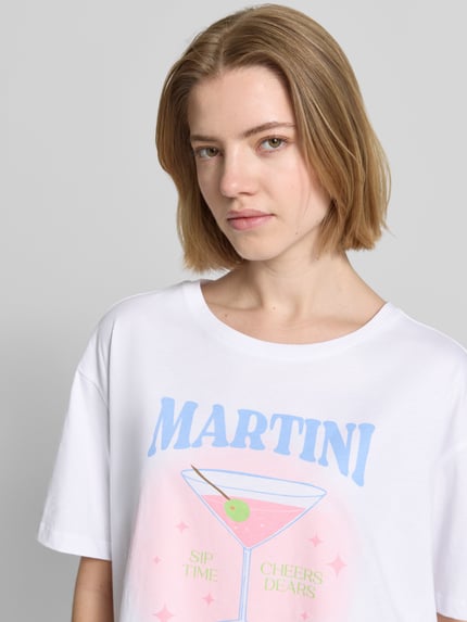 Frauenmodel trägt T-Shirt mit Motiv- und Statement-Print von Smith and Soul in Weiß, reine Baumwolle, Boxy Fit, Nahaufnahme Oberkörper