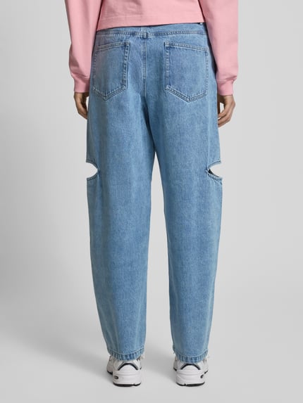 Frauenmodel trägt Wide Leg Jeans mit Cut Out von Karo Kauer in Hellblau, 5-Pocket-Design, reine Viskose, Ganzkörperansicht Rückansicht.