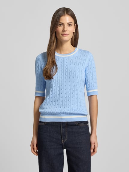 Frauenmodel trägt Strickpullover mit gerippten Abschlüssen von Christian Berg Woman in Hellblau, Baumwoll-Mix, Rundhalsausschnitt, Regular Fit, 1/2-Ärmel; Ganzkörperansicht von vorne.