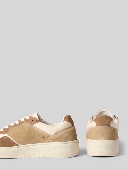 Produktfoto, Sneaker aus echtem Leder mit Logo-Detail von Copenhagen, beige und creme, abgerundete Passform, Schnürverschluss, Produktmerkmale: Absatzhöhe 5 cm, Schafthöhe 8 cm, Schaftweite 9 cm, glatte und strukturierte Texturen
