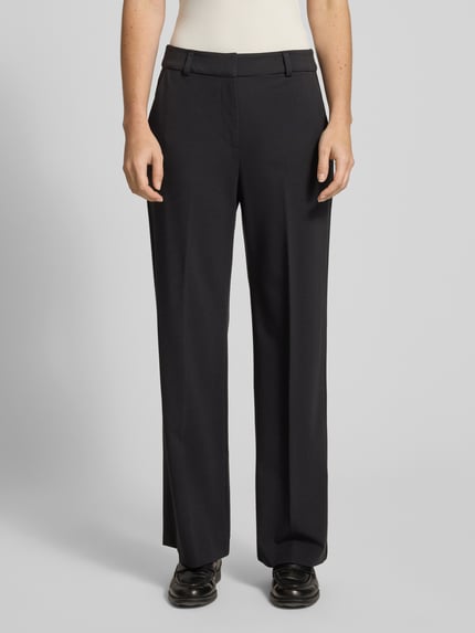 Frauenmodel trägt Stoffhose mit Gesäßtasche von Comma, Viskose-Mix mit Stretch-Anteil, lockerer Schnitt, Bundfalten, Ganzkörperansicht von vorne.