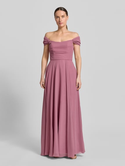Frauenmodel trägt Abendkleid mit Carmen-Ausschnitt von Laona in Altrosa, Maxikleid mit Raffung, Taillierte Passform, Rückseite mit Reißverschluss, Rückenlänge bei Größe 36: 151 cm, Brustweite 33 cm, fließender Stoff, Ganzkörperansicht von vorne.