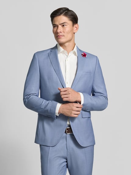 Mężczyznę model nosi jasnoniebieską marynarkę na 2 guziki Slim Fit 2-Knopf-Sakko aus Schurwoll-Elasthan-Mix von CG – CLUB of GENTS, Model 'Patrick', Kołnierz z połami, Kieszenie z patką, długość tyłu 75 cm, Szerokość w rozmiarze 50: 42 cm, Długość rękawów: 66 cm, krój slim fit, Ganzkörperansicht von vorne.