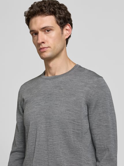 Männermodel trägt Strickpullover aus Schurwolle mit Rundhalsausschnitt von MAERZ Muenchen in Grau, Regular Fit, Nahaufnahme Oberkörper.