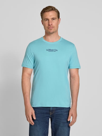 Männermodel trägt Regular Fit T-Shirt aus reiner Baumwolle von s.Oliver RED LABEL, Optik: Unifarben, Jersey, Label-Schriftzug, Ganzkörperansicht von vorne.