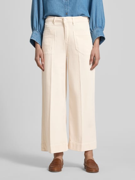 Frauenmodel trägt Wide Leg Jeans mit aufgesetzten Taschen Modell 'MIRU' von Raffaello Rossi, Baumwoll-Mix mit Leinen-Anteil, 6/8-Länge, Ganzkörperansicht von vorne.