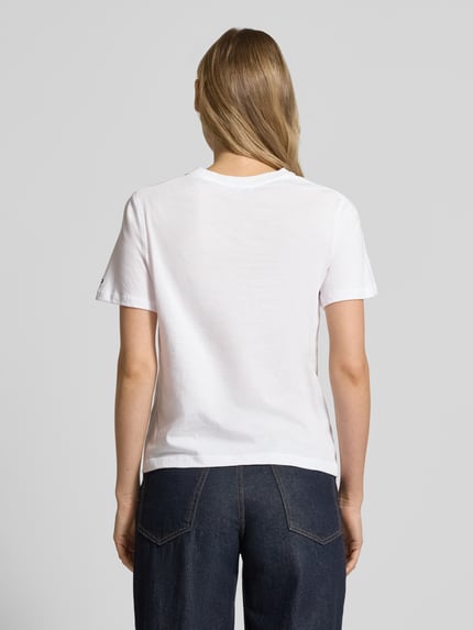 Frauenmodel trägt Regular Fit T-Shirt aus reiner Baumwolle von Tommy Hilfiger, unifarben, kurzarm, Jersey, Ganzkörperansicht Rückansicht